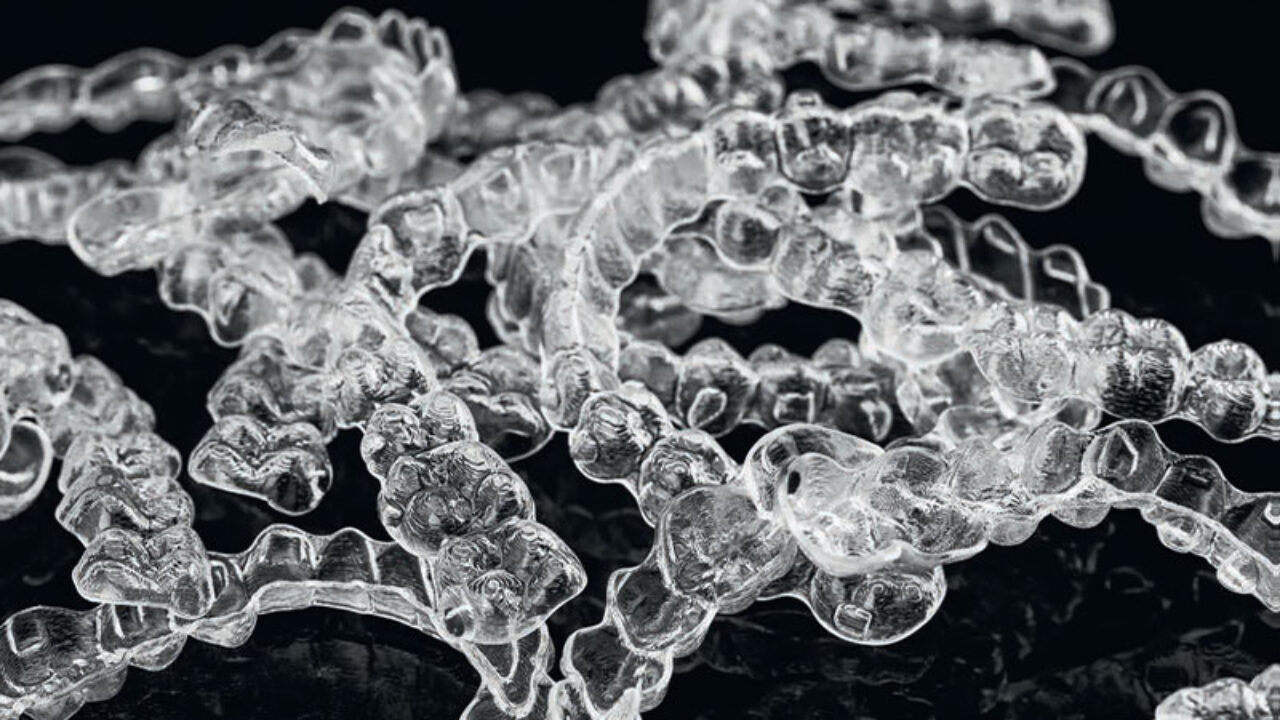 Πόσο μακριά έχει πάει τους διαφανείς ορθοδοντικούς νάρθηκες η τρισδιάστατη εκτύπωση;