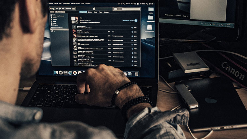 3 ώρες στον υπολογιστή αρκούν για να βλάψουν την στοματική υγεία